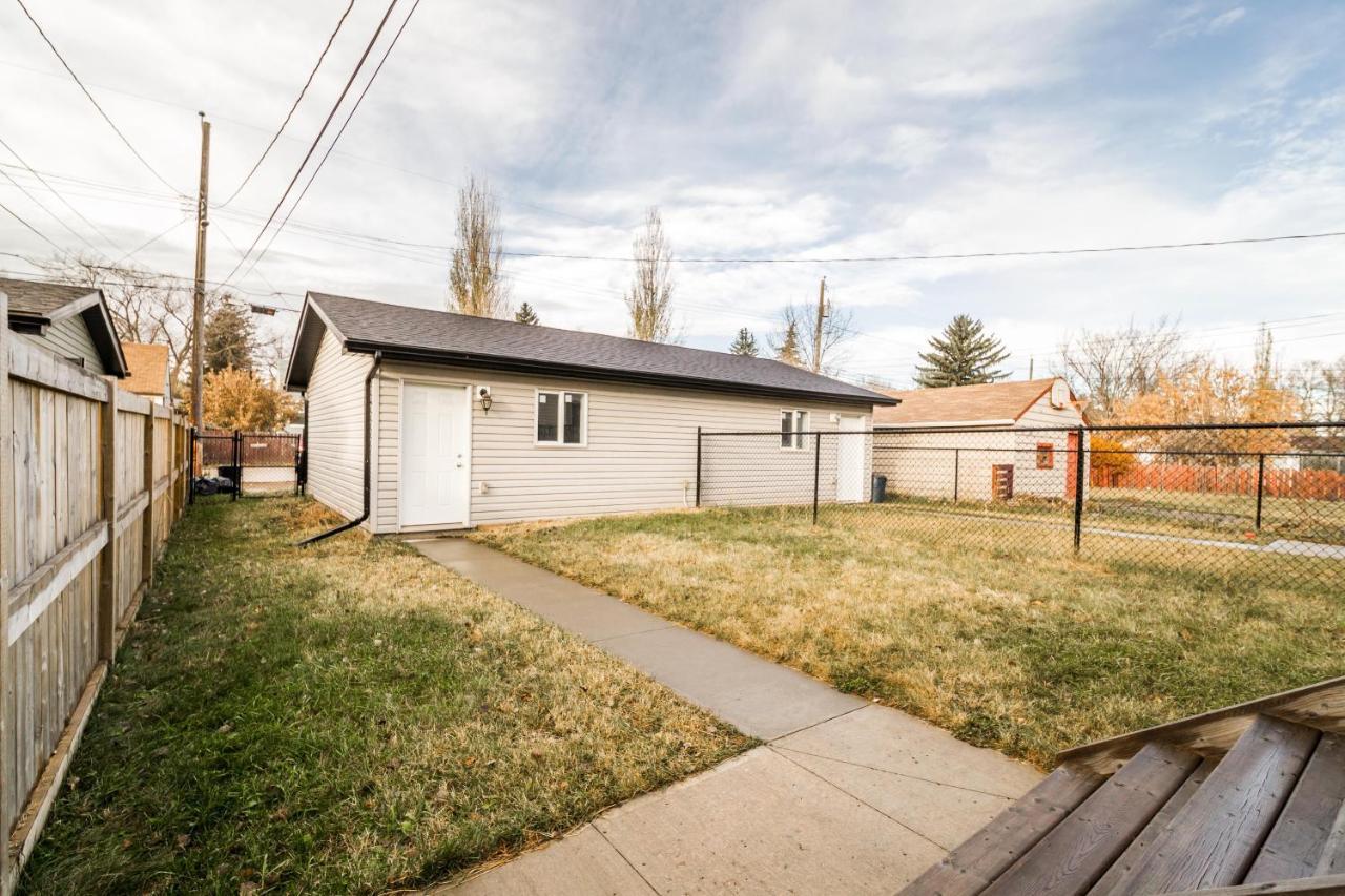 Vibrant Modern Oasis - Free Parking, Netflix, Fast Wi-Fi - Long Stays Welcome Edmonton Exteriör bild