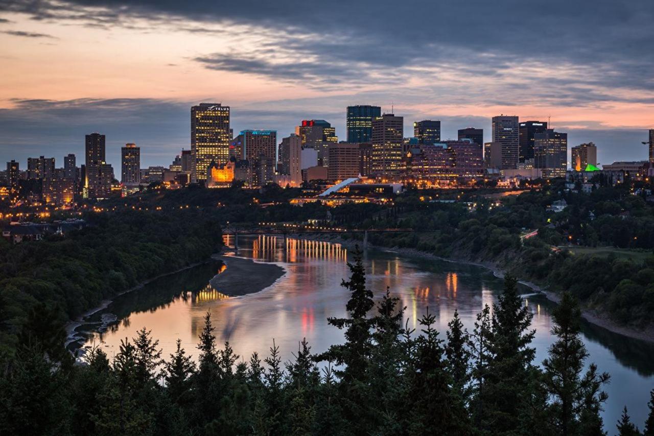 Vibrant Modern Oasis - Free Parking, Netflix, Fast Wi-Fi - Long Stays Welcome Edmonton Exteriör bild